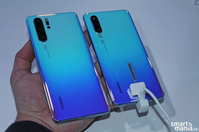 Huawei P30 Pro (vlevo) a Huawei P30