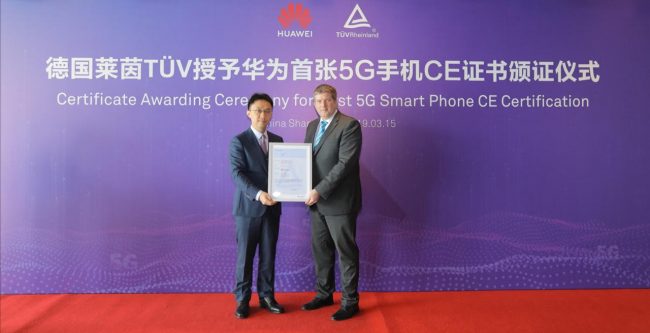 Zleva Bruce Lee, viceprezident divize Handset Business Huawei a Stefan Kischka, víceprezident TÜV Rheinland.