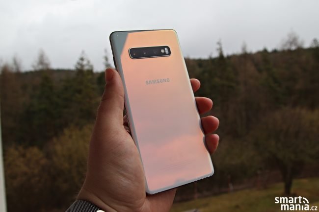 Zadní strana u námi testované varianty Galaxy S10+ vytváří při dopadání světla zajímavé barevné přechody