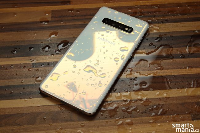 Díky stupni krytí IP68 se Galaxy S10+ nebojí prachu ani vody