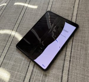 Další Galaxy Fold, který má problém s displejem