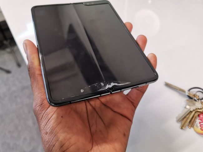 Tohle je Galaxy Fold známého YouTubera MKBHD, který rovněž nečetl varování a fólii se pokusil odstranit