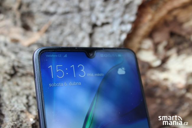 Huawei P30 nabízí malý kapkovitý výřez v displeji. V něm je ukryta selfie kamerka