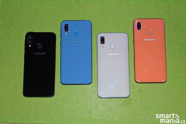 Samsung Galaxy A50 v černé, modré, bílé a oranžové variantě
