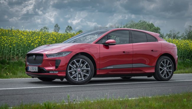 Velmi nízký těžiště, vzduchově nastavitelný podvozek, obří kola, ideální rozložení hmotnosti, pohon všech kol. Jaguar má všechny předpoklady pro skvělé jízdní vlastnosti. Jediným limitem je vyšší hmotnost. Ta se ale projeví až při nesmyslných rychlostech. Velmi nízký těžiště, vzduchově nastavitelný podvozek, obří kola, ideální rozložení hmotnosti, pohon všech kol. Jaguar má všechny předpoklady pro skvělé jízdní vlastnosti. Jediným limitem je vyšší hmotnost. Ta se ale projeví až při nesmyslných rychlostech.
