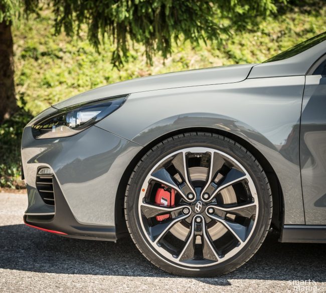 Brzdové kotouče Performance s průměrem 345 mm na okresce neutaháte.