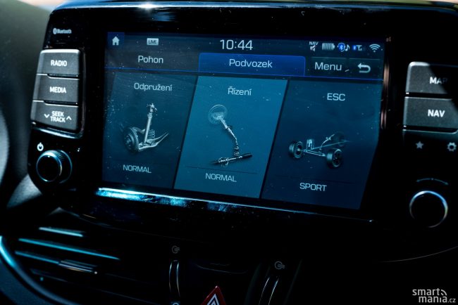 Odpružení vlastně nezná komfortní režim. Auto je určeno pro řidičské puritány.