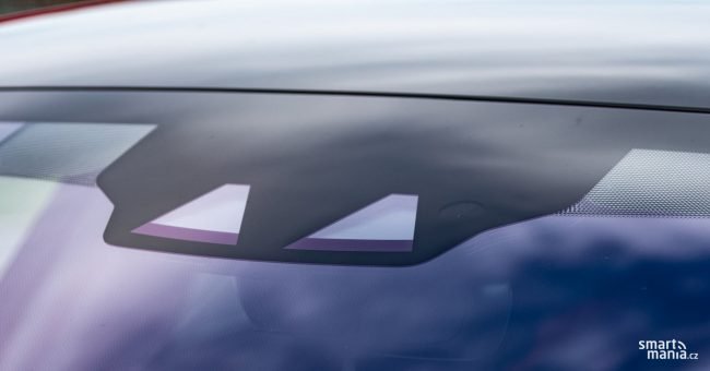 Je zbytečné zmiňovat, že I-PACE je vybaven všemi jízdními asistenty, že umí číst značky a vůbec má vše, co by špičkové SUV mělo mít.