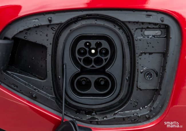 Od příštího roku tenhle pohled uvidíte často. Aby automobilky splnily emisní normy, budou muset ve velkém nasadit elektromobily a plug-in hybridy. Od příštího roku tenhle pohled uvidíte často. Aby automobilky splnily emisní normy, budou muset ve velkém nasadit elektromobily a plug-in hybridy.
