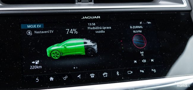 V nabíjení je Jaguar pozadu. Rychlé nabíjení umí jen 100 kW, konkurence dnes zvládá 150 kW. U domácího nabíjení je pak stropem 7,4 kW, lepší by bylo 11 nebo 22 kW. V nabíjení je Jaguar pozadu. Rychlé nabíjení umí jen 100 kW, konkurence dnes zvládá 150 kW. U domácího nabíjení je pak stropem 7,4 kW, lepší by bylo 11 nebo 22 kW.