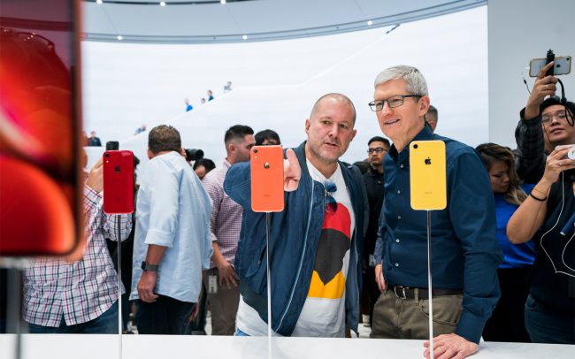 Jony Ive, dlouholetý přítel a spolupracovník Tima Cooka, po 20 letech odchází z Applu.