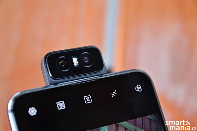 asus zenfone 6 10 Pamatujete si na legendární film Číslo 5 žije? ZenFone 6 nám díky výklopnému fotoaparátu připomíná právě robota coby hlavního hrdinu.