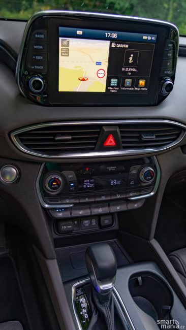 Mechanické ovládání klimatizace chválíme. Vystrčený infotainment je už trochu old school.