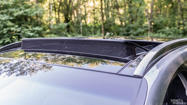 Velké panoramatické okno se dá i otevřít. I u nejvyšší výbavy za něj připlatíte 25 000 Kč.