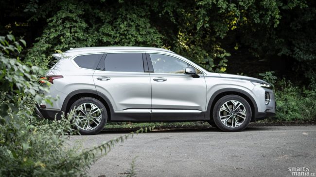 Na délku měří Santa Fe 477 cm. To je o 7,3 cm více, než kolik naměříte Škodě Kodiaq.