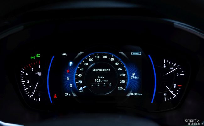 Velká část přístrojovky je tvořená displejem, Hyundai ale nevyužívá naplno jeho potenciál. Velká část přístrojovky je tvořená displejem, Hyundai ale nevyužívá naplno jeho potenciál.