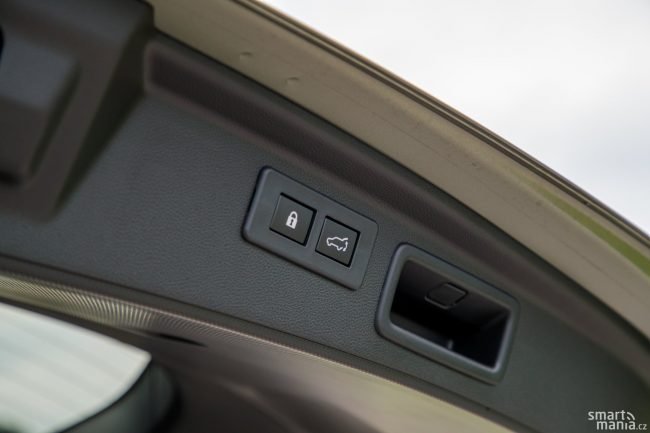 V loňském testu jsme vyčítali pomalé zavírání kufru. Subaru na tom zapracovalo a kufr se teď zavírá rychleji. Navíc lze jedním tlačítkem zavřít kufr a zamknout auto.