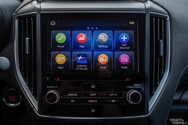 Infotainment podporuje Apple CarPlay i Android auto. Chválíme velké ikony, do kterých se snadno trefíte.