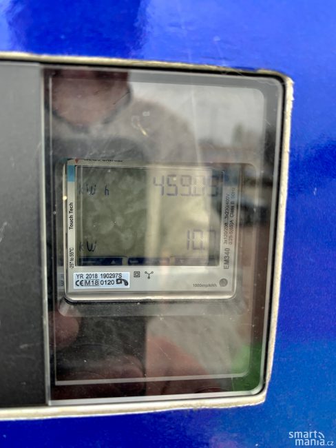 Jde o pomalou nabíječku. Maličký displej ukazuje, že do auta teče 10,7 kW. Důležité je, že po předchozím DC nabíjení pomůže palubní nabíječka vyvážit články a baterii nebude vadit další rychlé nabíjení.