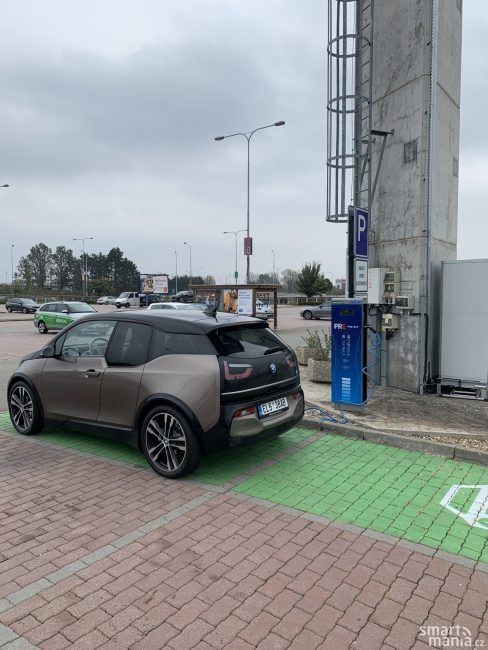 Nabíjecí stanice dnes najdete u většiny obchodních center. Je zajímavé, že právě v Brně má nabíjecí stánek Pražská energetika.
