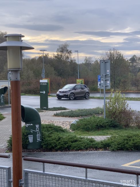 Proč Loket? Je zde oblíbený fastfood. Předchozí stanice byla v Humpolci (28 km), další je Kácově (24 km), případně v Choceradech (40 km).