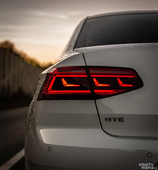 Brzdy se rozsvítí i když se brzdy neaktivují. Stačí, když elektromotor rekuperuje. Brzdy se rozsvítí i když se brzdy neaktivují. Stačí, když elektromotor rekuperuje.