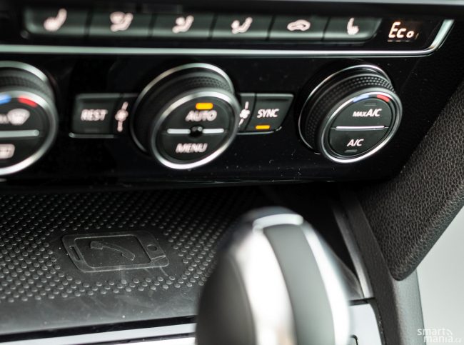 Klíč nepotřebujete ani k nastartování vozu. Příslušný mobil stačí vložit na toto místo, pomocí NFC si vůz ověří, zda jste to skutečně vy. Mobil se vybít nemůže, protože se zde zároveň indukčně nabíjí. Klíč nepotřebujete ani k nastartování vozu. Příslušný mobil stačí vložit na toto místo, pomocí NFC si vůz ověří, zda jste to skutečně vy. Mobil se vybít nemůže, protože se zde zároveň indukčně nabíjí.