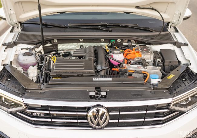 2v1: GTE kombinuje výhody elektromobilu a benzínového motoru. Ale také nevýhody obou platforem. 2v1: GTE kombinuje výhody elektromobilu a benzínového motoru. Ale také nevýhody obou platforem.
