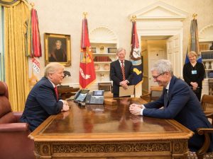 trump tim cook