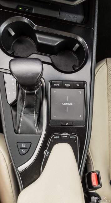 Lexus UX 11 Touchpad není pro ovládání v autě nejlepším řešením. Funkční klávesy u podpěry ruky ovládání vylepšují.