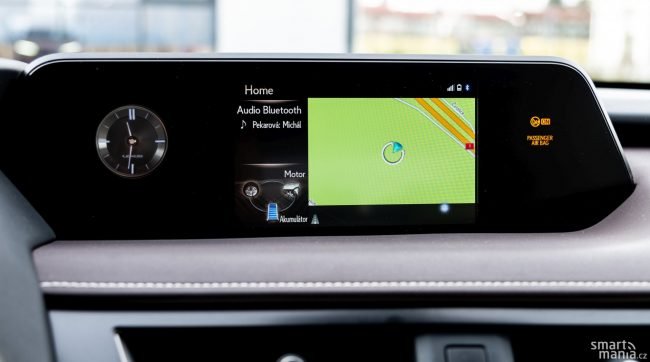 Displej zobrazí navigaci, informace o přehrávaném médiu i stav hybridního systému. Displej zobrazí navigaci, informace o přehrávaném médiu i stav hybridního systému.
