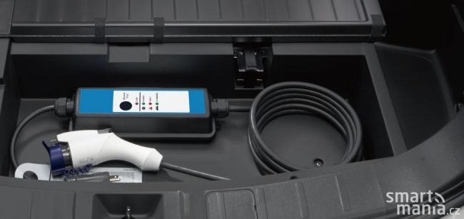 Nabíjet můžete domácí nabíječkou - na 230 V, nebo také pomocí veřejných nabíječek s kabelem Mennekes Typ 2. Třetí možností je pak rychlonabíjení.