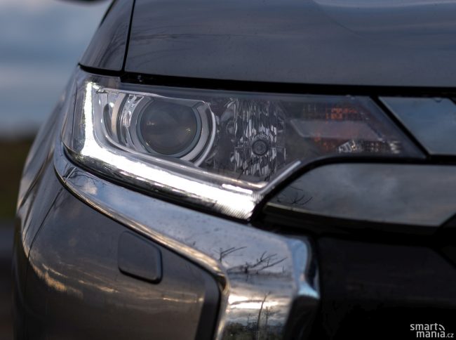 Ve vyšších výbavách sází Outlander na LED osvětlení.