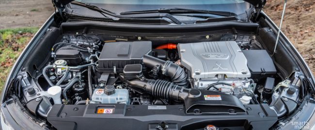 Spalovací motor většinu času funguje jako generátor. Objem je nadstandardních 2,4 litru, výkon není zbytečně vyhoněný, nabídne jen 99 kW.