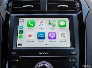 Nechybí Apple CarPlay, ani Android Auto. Ale jen po kabelu.