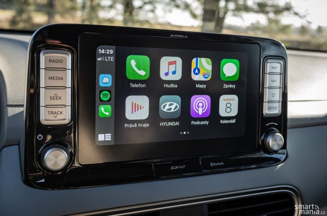 Kona umí Android Auto i Apple CarPlay. Ale jen po kabelu. Kona umí Android Auto i Apple CarPlay. Ale jen po kabelu.