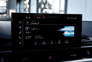 Audi connect umí zobrazit počasí ve vašem místě, i v cílové destinaci a předpověď umí přečíst v češtině.