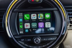 Mini stejně jako BMW podopruje Apple CarPlay také bez kabelu.
