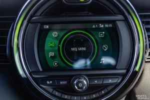 Infotainment má Mini zpravovaný skvěle. Je přehledný a funkční.