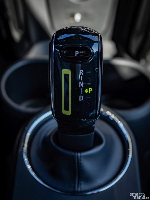 Převodovka není potřeba. Přesto zůstává tradiční volič "automatu". Převodovka není potřeba. Přesto zůstává tradiční volič "automatu".