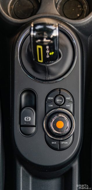 Přehršel tlačítek není potřeba. Infotainment je jednoduchý a přehledný. Přehršel tlačítek není potřeba. Infotainment je jednoduchý a přehledný.