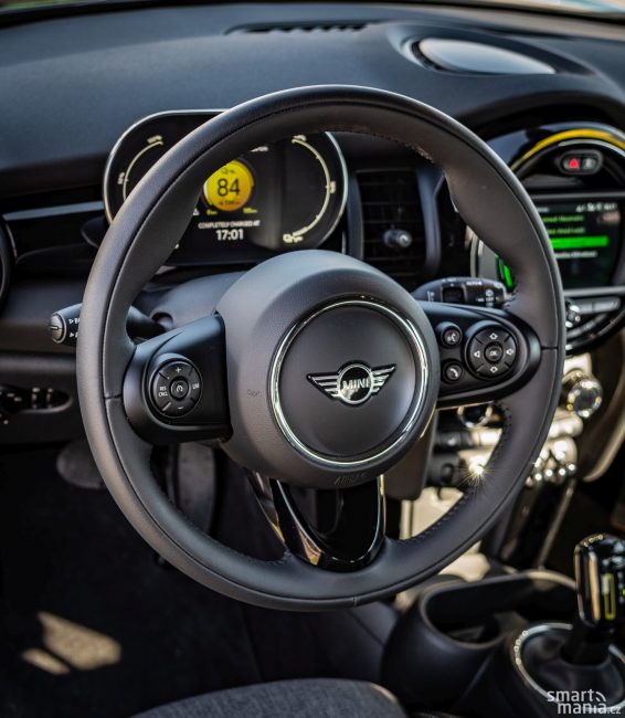 Všechny vozy Mini jsou stavěné pro zábavu. A to elektrické nevyjímaje. Točit tímto volantem vás bude bavit. Všechny vozy Mini jsou stavěné pro zábavu. A to elektrické nevyjímaje. Točit tímto volantem vás bude bavit.