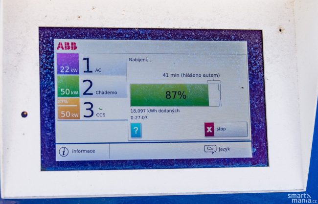 Několik prvních minut zvládá dobíjení výkonem až 50 kW. Pak začne dobíjecí výkon klesat.