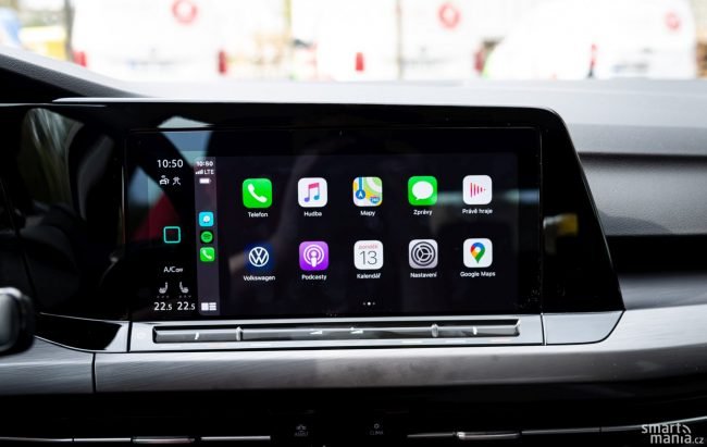 Apple CarPlay je na velkém displeji fajn. Ještě lepší je, že funguje bez kabelů.