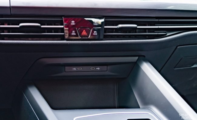 Golf sází už jen na USB-C. Kastlík pod těmito porty ovšem nabízí bezdrátové nabíjení. Zároveň je to právě to kouzelné místo, kde stačí položit správně nakonfigurovaný Samsung a aktivuje se také zapalování, tudíž s autem můžete odjet. Golf sází už jen na USB-C. Kastlík pod těmito porty ovšem nabízí bezdrátové nabíjení. Zároveň je to právě to kouzelné místo, kde stačí položit správně nakonfigurovaný Samsung a aktivuje se také zapalování, tudíž s autem můžete odjet.