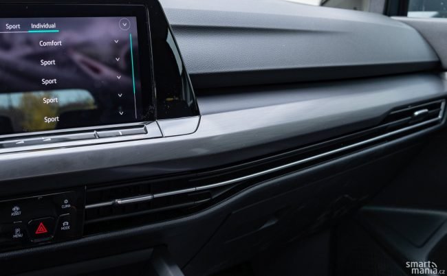 Zpracování interiéru je parádní. Materiály jsou kvalitnější než u Škodovek, ale na Audi nemají. Koncern má karty jasně rozdané. Zpracování interiéru je parádní. Materiály jsou kvalitnější než u Škodovek, ale na Audi nemají. Koncern má karty jasně rozdané.