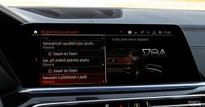 BMW umí číst dopravní značky a podle toho přizpůsobuje jízdu. A to včetně značek Stop, Dej přednost v jízdě nebo semafory. Funkce v České republice bohužel není aktivní.