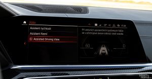 Když auto řídí samo, ukazuje okolní provoz. Řidič tak může sledovat, jestli okolní senzory vidí všechno.