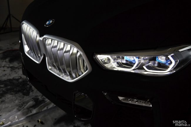 X6 si umí pohrávat se světlem jako málokteré auto. Nabízí třeba podsvícení "ledvinky". X6 si umí pohrávat se světlem jako málokteré auto. Nabízí třeba podsvícení "ledvinky".