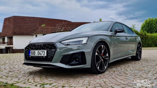 Audi A5 Sportback 8 Především šedý lak a černé doplňky dělají z Audi A5 Sportback pěkný kus auta.